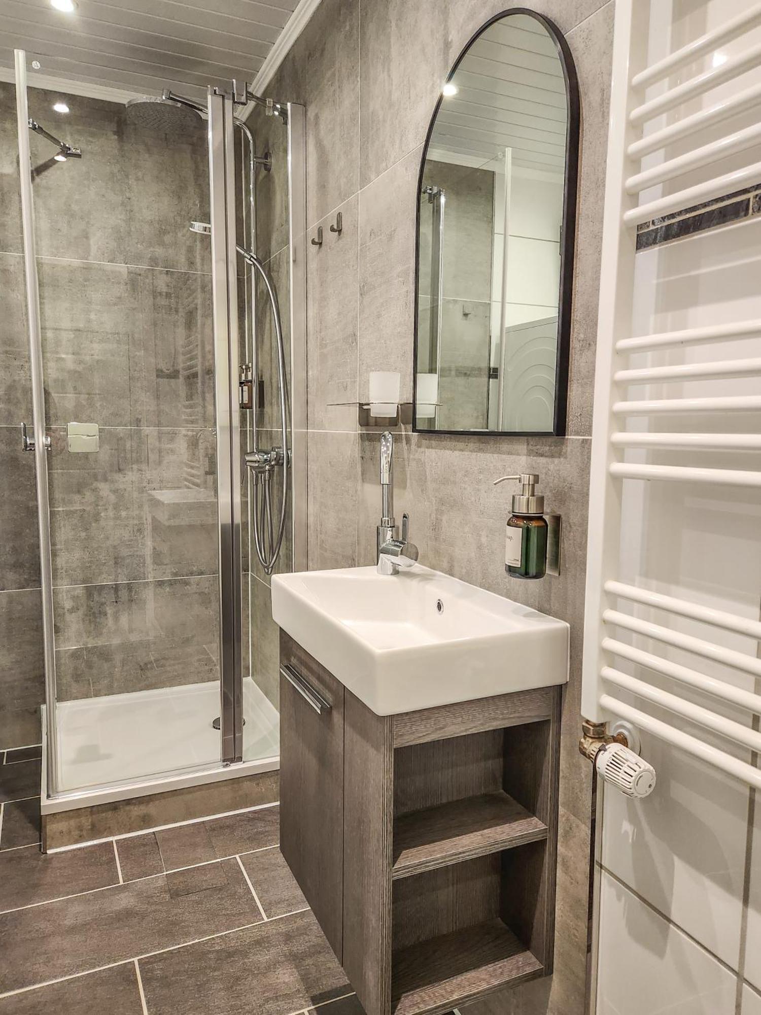 Geli Homes L1 - 2X Zimmer, 2X Kingsize Bett, 1 Bis 4 Personen, Parkplatz, Tv, Wifi, Top Kueche, Kaffee, Tee Lünen Kültér fotó